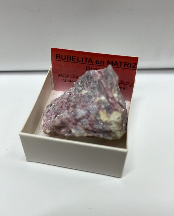 PIEDRA en bruto, natural RUBELITA en Matriz